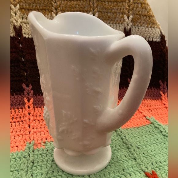 Vintage Westmorland Milk Glass Embossed Grape Pattern Pitcher - Picture 3 of 15